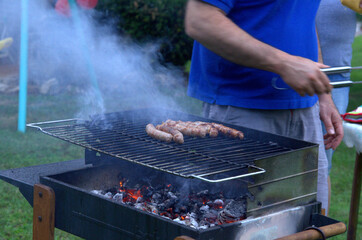Festa privata con salsiccia cotta alla brace.