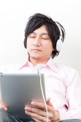 音楽を聴きながら眠る男性