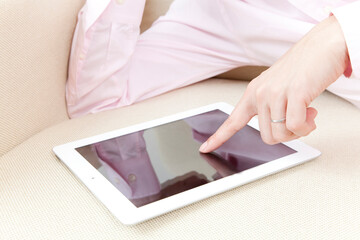 タブレットＰＣをやる男性