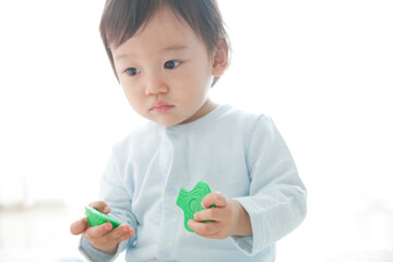 玩具を持つ男の子