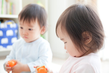 Obraz na płótnie Canvas 玩具で遊ぶ子供