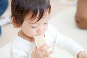 玩具で遊ぶ男の子