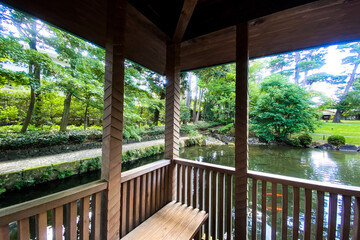 小屋からの日本庭園の風景