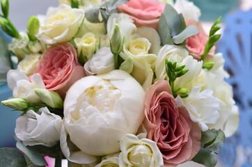 bridal bouquets of natural flowers