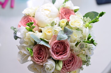 bridal bouquets of natural flowers