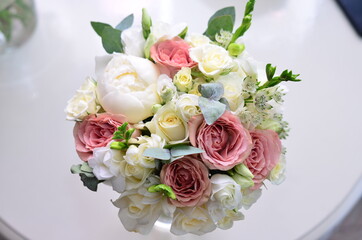 bridal bouquets of natural flowers