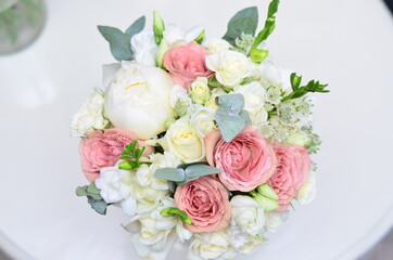 bridal bouquets of natural flowers