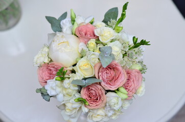 bridal bouquets of natural flowers
