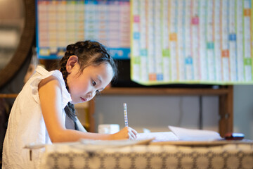 自宅で勉強をする少女