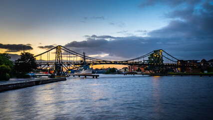 Obraz premium Kaiser-Wilhelm-Brücke in Wilhelmshaven, Dämmerung und Sonnenaufgang