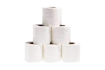 Rotoli di carta igienica disposti a piramide e fotografati sfondo bianco