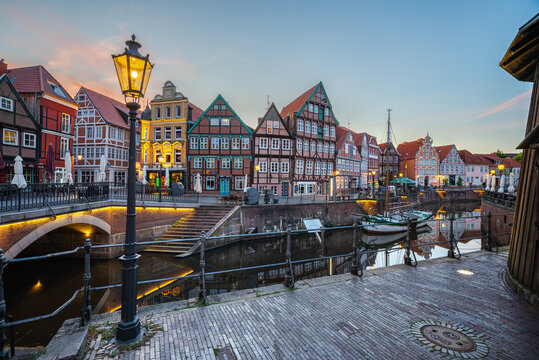 Altstadt von Stade im Sonnenuntergang und D&auml;mmerung