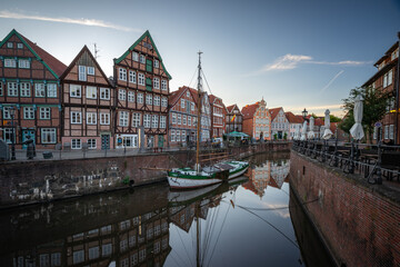 Altstadt von Stade im Sonnenuntergang und Dämmerung