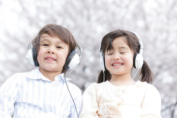 ヘッドフォンで音楽を聴く子供