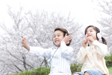 ヘッドフォンで音楽を聴く子供
