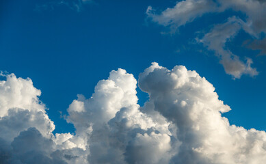 cielo azul nubes esponjosas 