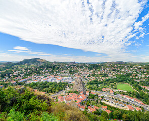 Fototapeta na wymiar Panorama sur le Puy en Velay depuis le rocher de notre Dame de France