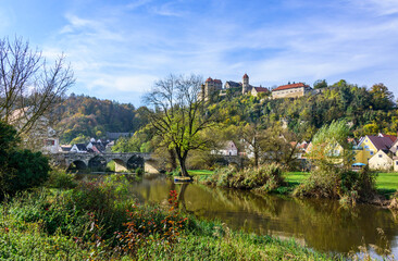 Fototapeta premium Idyllischer Herbstmorgen am Harburger Schloss