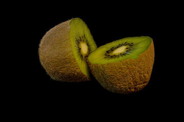 Kiwi in der Mitte geteilt, schwarzer Hintergrund