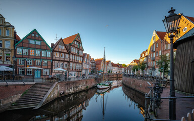Altstadt von Stade im Sonnenuntergang und Dämmerung