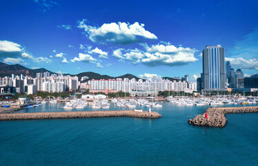Naklejka premium Haeundae I Park Marina and Gwangalli Beach with yacht pier at daytime in Busan, South Korea.