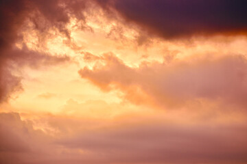 Naklejka na ściany i meble 夕空に流れる雲の幻想的イメージ 04