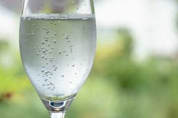 グラスに入った炭酸水/泡/バブル/ミネラルウォーター