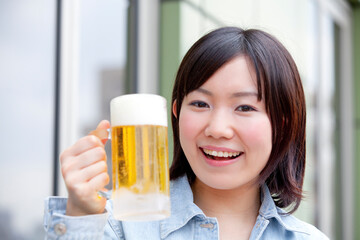 ビールを飲む女性