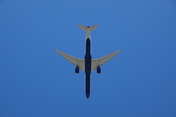 avion blanc et bleu vue dessous