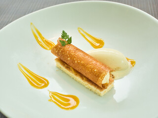 キャラメルロールとアイスクリームのデザート