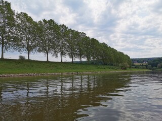 Eine sch&ouml;ne Allee vom Fluss