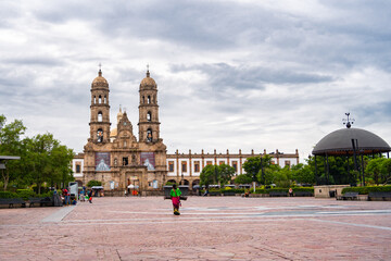 Naklejka premium Las personas caminan en frente de la Basílica de Zapopan Jalisco. 