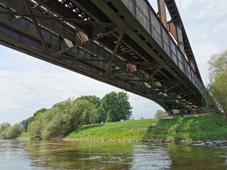 Eine alte Eisenbahnbrücke aus Stahl