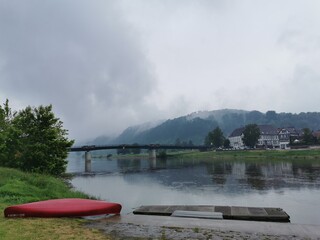 Kanutour am Fluss zu Ende