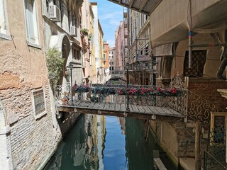 Venedig Br&uuml;cke mit Blumen