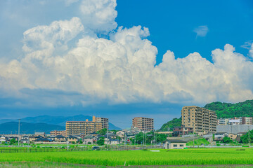 日本の夏と田舎と入道雲ある街並み
