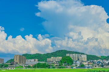 日本の夏と田舎と入道雲ある街並み