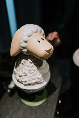 Mutter dekoriert Geburtstagskuchen