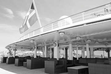 Elegante Balkon- oder Loungemöbel auf Pooldeck von Kreuzfahrtschiff - Deck chairs and sun loungers...