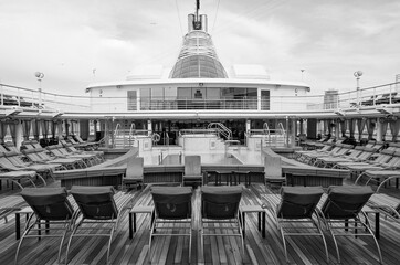 Elegante Balkon- oder Loungemöbel auf Pooldeck von Kreuzfahrtschiff - Deck chairs and sun loungers...