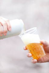 花見でビールを飲む手元