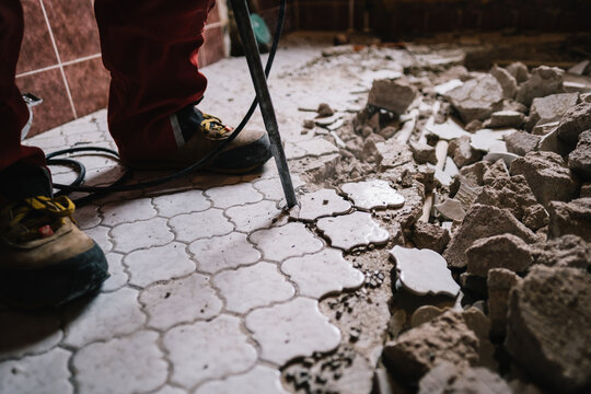 Abbrucharbeiten zum Start der Badsanierung