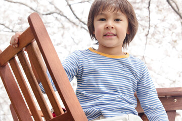 椅子に座る男の子