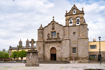 Fototapeta premium Parroquia San Pedro Apóstol y al fondo la Basílica de Zapopan Jalisco.