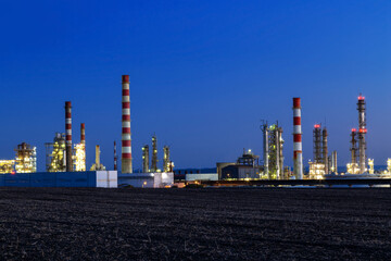 Obraz premium Oil refinery in Burgas, Bulgaria at night