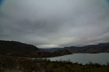 Lago en montañas rocosas con cielo nublado © Carlos Lorite