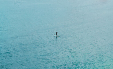 Hombre solitario en el agua haciendo paddle board, Spain 2020