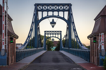 Kaiser-Wilhelm-Brücke in Wilhelmshaven, Dämmerung und Sonnenaufgang