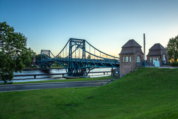 Kaiser-Wilhelm-Brücke in Wilhelmshaven, Dämmerung und Sonnenaufgang