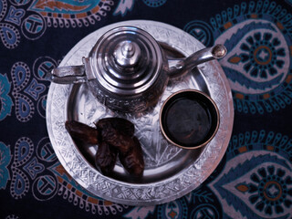 Maroccan tea with mint and dates © Egoitzainhoa